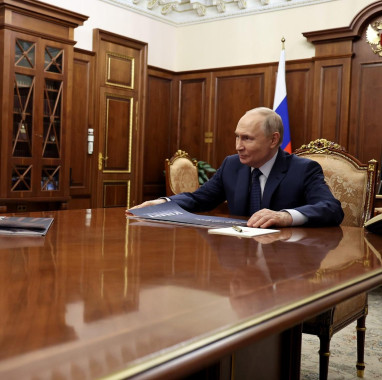 Владимир Путин провел рабочую встречу с генеральным директором КАМАЗа
