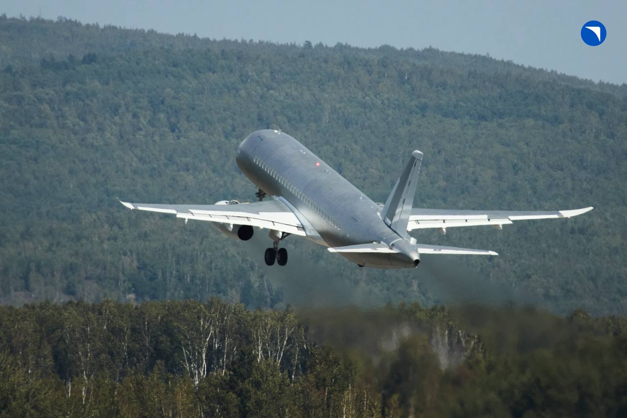 В Комсомольске-на-Амуре совершил первый полет импортозамещенный SJ-100, построенный по серийным технологиям