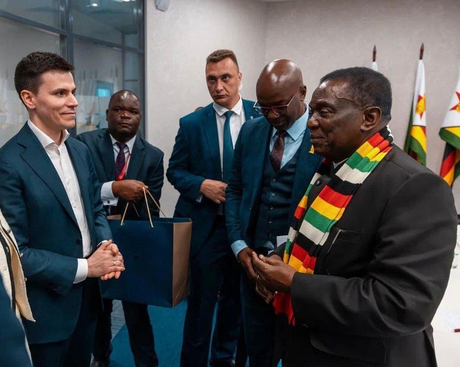 Президент Зимбабве посетил базу санитарной авиации Ростеха