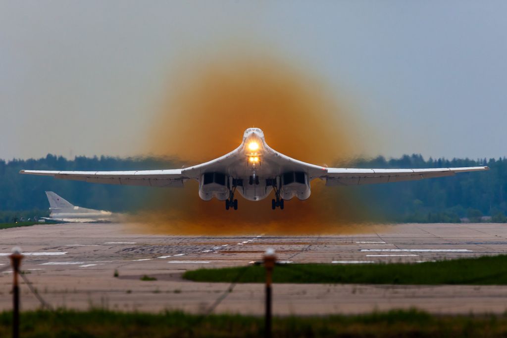 Russian_Air_Force_Tupolev_Tu_160_RF_94113_takes_off_from_Kubinka.jpg