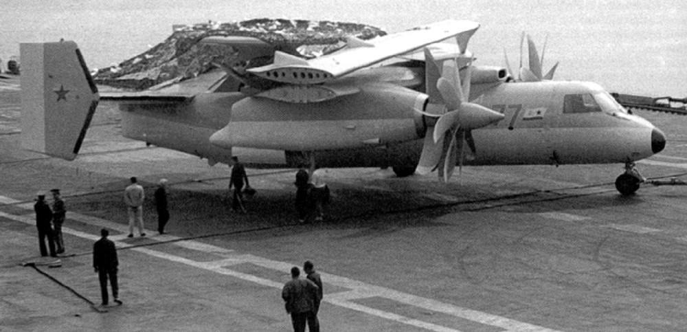 1-1.Maket-YAk-44E-so-slozhennymi-konsolyami-kryla-na-palube.jpg