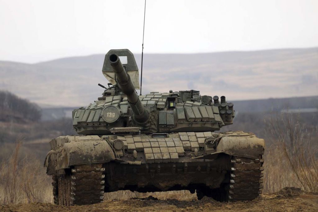 127th_Motorized_Rifle_Division's_T_72B_&_T_72B_mod_1989_firing_at.jpg