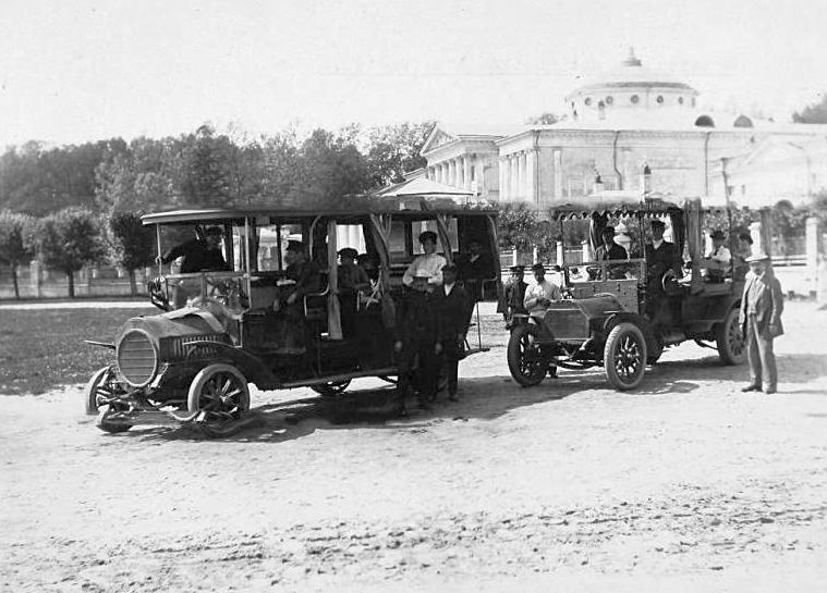Buses_in_Ostankino.jpg