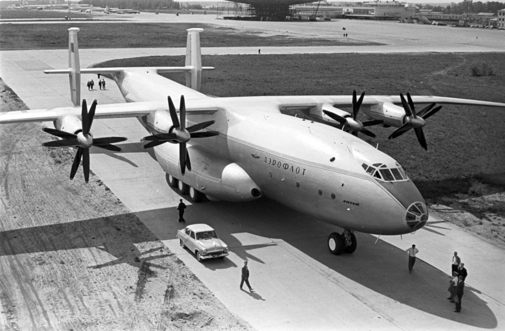 1.An-22-na-stoyanke.-SHeremetevo.-Iyun-1965-g..jpg