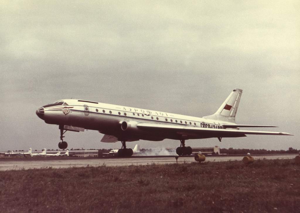 2.Tu-104-vzletaet..jpg