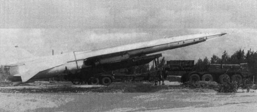 2.Tu-123-YAstreb-na-transportno-startovoj-ustanovke-ST-30..jpg