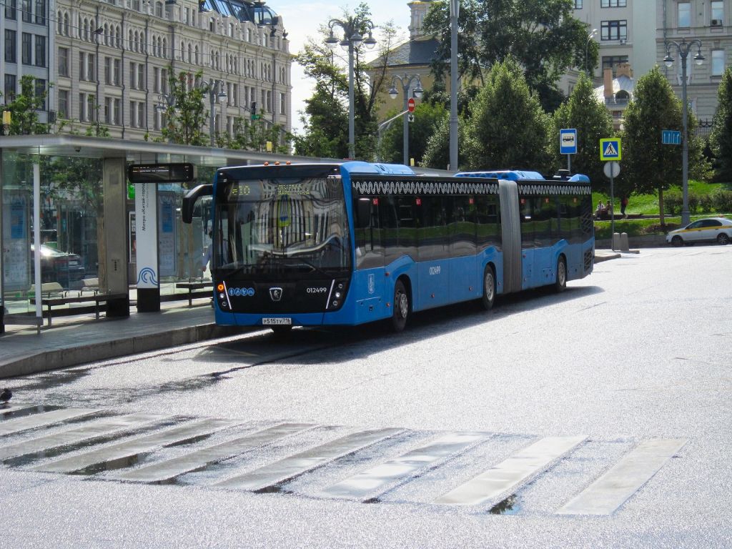 КамАЗ_6299_40_5F_МГТ_на_Славянской_площади_метро_Китай_город_маршрут.jpg