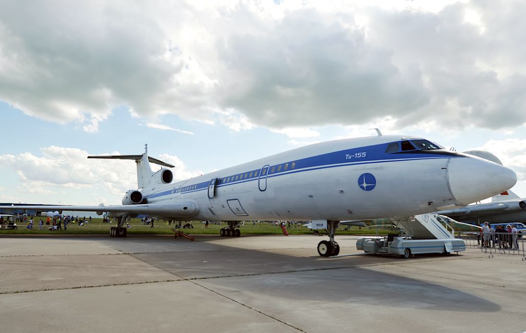 Tupolev_Design_Bureau,_CCCP_85035,_Tupolev_Tu_155_36975276310.jpg