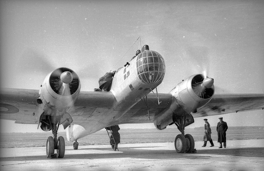 ANT-37bis-Rodina-.-Start-dalnego-pereleta.-Moskva-SHHelkovo.-24-sentyabrya-1938-g.-1.jpg