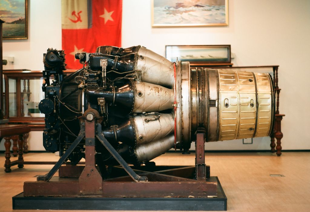 VK-1,_The_first_soviet_jet_engine_(14610715860).jpg