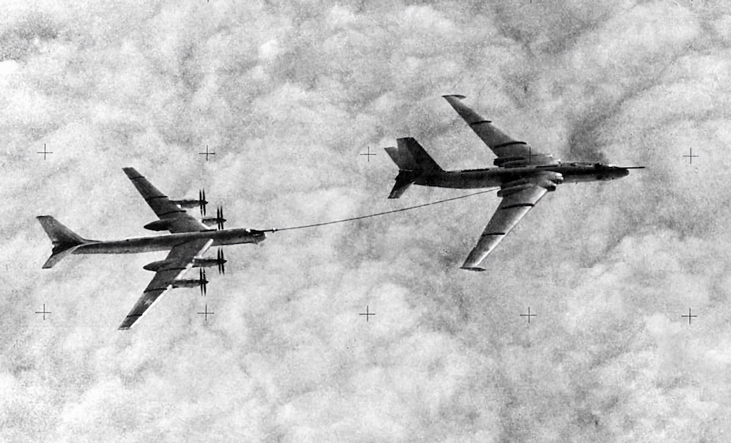 4b_Dozapravka_v_polete_Tu_95MS_ot_tankera_3MS_2_&nbsp;—_копия.jpeg