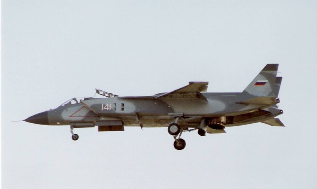 6.YAk-141-na-vertikalnom-vzlete..jpg