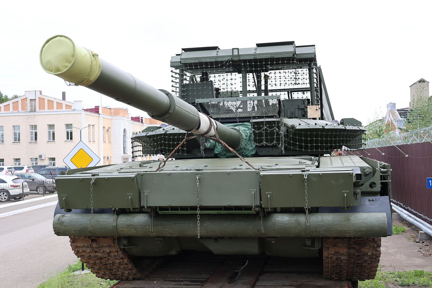 Уралвагонзавод отправил в войска партию модернизированных танков Т-80