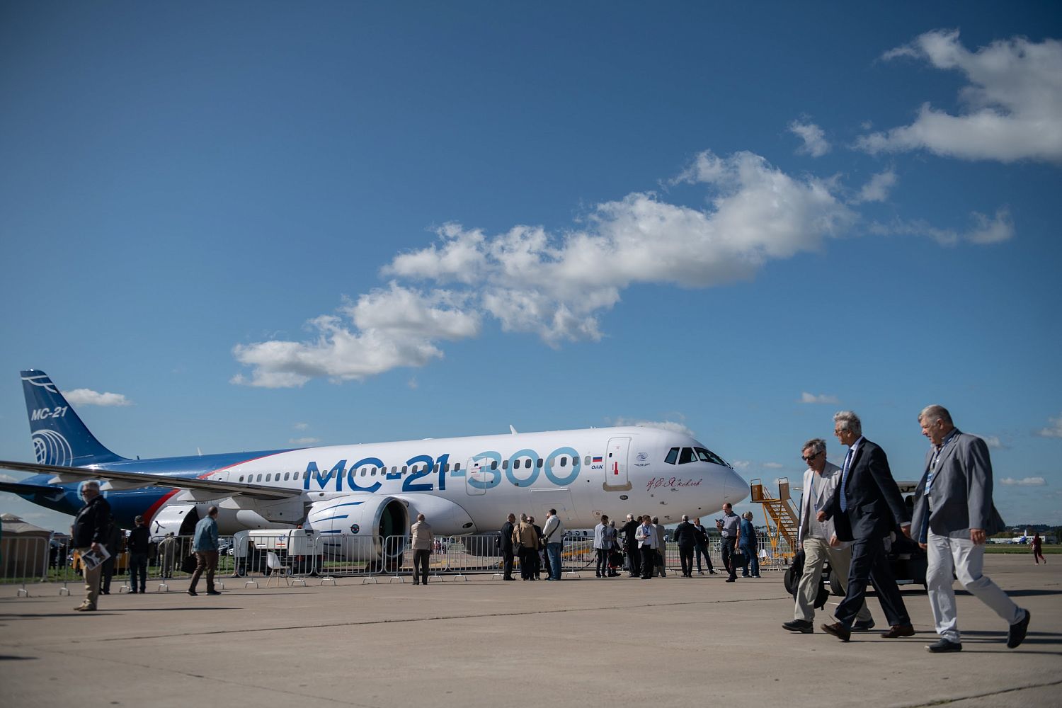 Ростех подписал контракты на производство 71 пассажирского самолета и 107 вертолетов