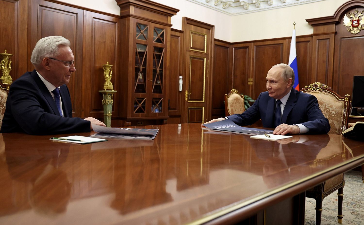 Владимир Путин провел рабочую встречу с генеральным директором КАМАЗа